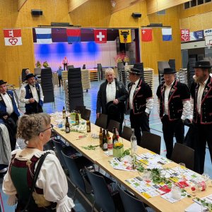 Der Tisch wird zur Verabschiedung noch besungen